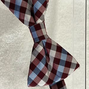 Great condition mens Van Heusen patterned pre-tied adjustable length bow tie.